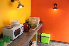 Køleskab, mikrobølgeovn, kaffe-/temaskine