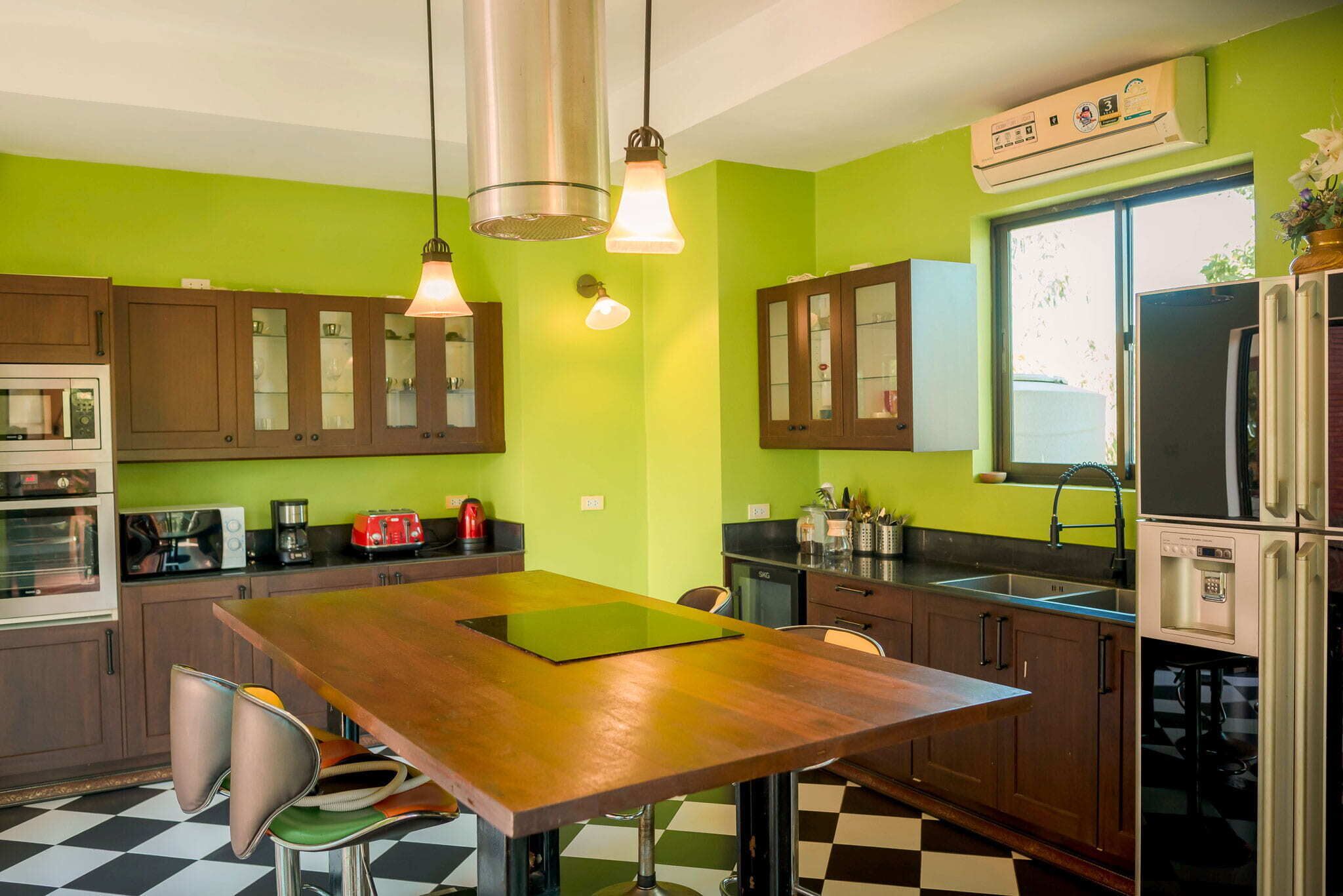 Réfrigérateur, micro-ondes, cafetière/bouilloire