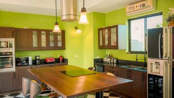 Een koelkast, een microgolfoven, een koffiezetapparaat/waterkoker