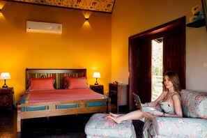 Escrivaninha, roupa de cama