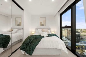 2 bedrooms, iron/ironing board, travel cot, free WiFi - 2BR Docklands DreamView: Waterfront, Pool & Parking (Docklands)