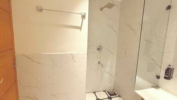 Kamar Double Deluks | Kamar mandi | Shower, handuk, sabun, dan sampo