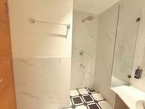 Deluxe dubbelrum | Badrum | Dusch, handdukar, tvål och schampo