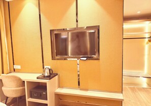 Premier Double Room | Living area - Lush Premier Hotel (Kanpur)