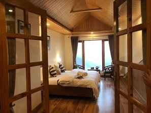 Desk, laptop workspace, free WiFi - The Peak-Mystic Wilderness (Shimla)