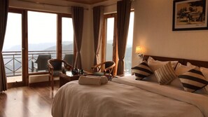 Desk, laptop workspace, free WiFi - The Peak-Mystic Wilderness (Shimla)