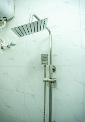 Haartrockner, Bidet, Seife, Toilettenpapier