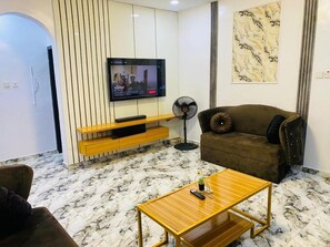 Smart TV - Lakefront 2-BR-Apt With 24Hrs Power + Starlink Wi-Fi (Lagos)