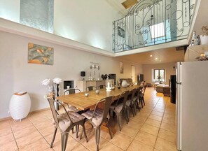 Dining - Atypical enitre house with character, large volumes, tastefully decorated (Bourdons-sur-Rognon)