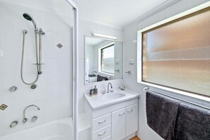 Hair dryer, soap, shampoo - Waterfront - Walk to the Beach (Sunshine Coast)
