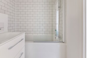 Shower, hair dryer, towels, soap - Perfect 1-bedroom apartment in serene Derby for a relaxing stay (Derby)