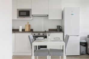 Private kitchen - Perfect 1-bedroom apartment in serene Derby for a relaxing stay (Derby)