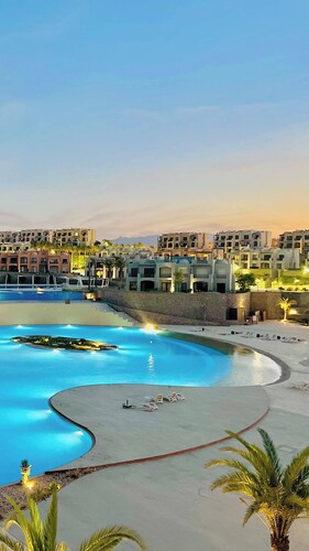 Modern 3BR Escape Panoramic Lagoon & Sea Views