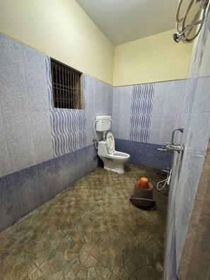 Standaard kamer | Badkamer | Een douche, handdoeken