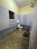 Standard Room | Bathroom | Shower, towels