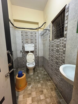 Royal Suite | Bathroom | Shower, towels - Hotel Asha Pride (Chatrapur)