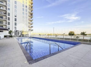 حمّام سباحة خارجي