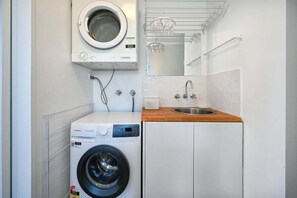 Interior - Salt & Sand – Ocean Views & Prime Location (Sunshine Coast)