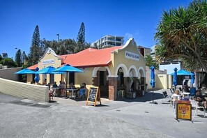 Outdoor dining - Salt & Sand – Ocean Views & Prime Location (Sunshine Coast)