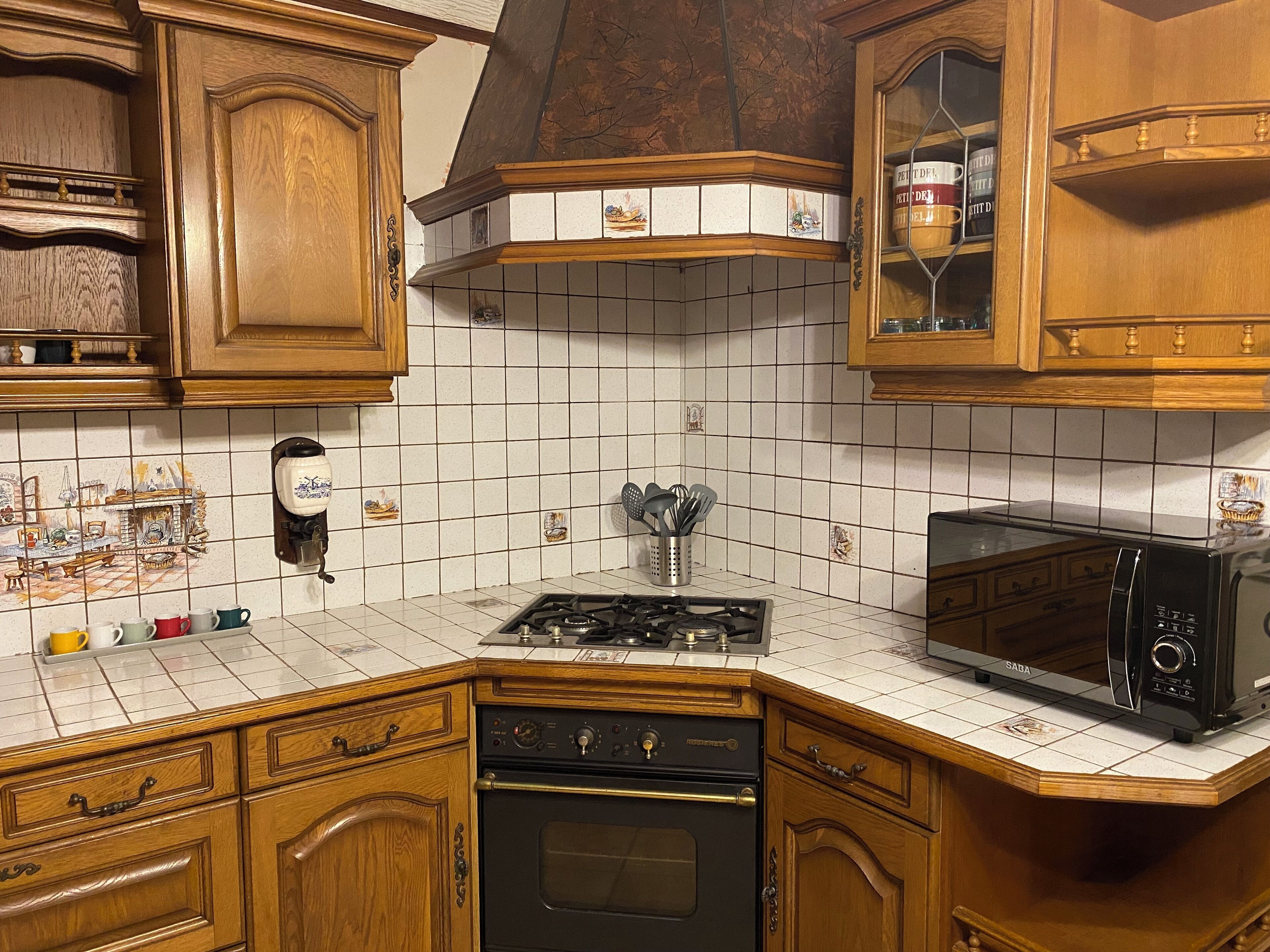 Kjøleskap, mikrobølgeovn, ovn og kokeplater