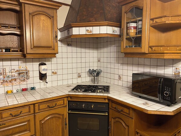 Frigorifero, microonde, forno, piano cottura