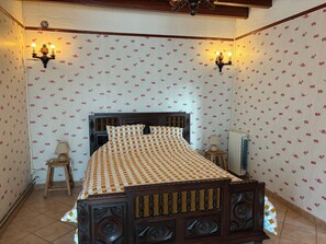 Iron/ironing board, bed sheets - Comfortable country gîte in the Pays de Tronçais fishing/walking and cycling (Valigny)