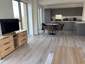 Fridge, oven, stovetop, dishwasher - Contemporary 2-Bedroom Apartment, Parking included (Birmingham)