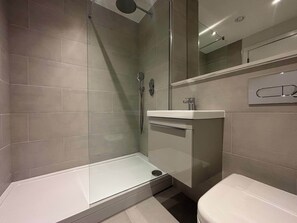 Shower, hair dryer, towels, shampoo - Contemporary 2-Bedroom Apartment, Parking included (Birmingham)
