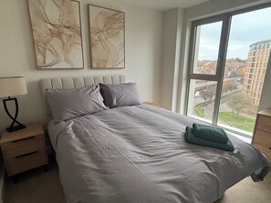 2 bedrooms, desk, WiFi, bed sheets - Contemporary 2-Bedroom Apartment, Parking included (Birmingham)