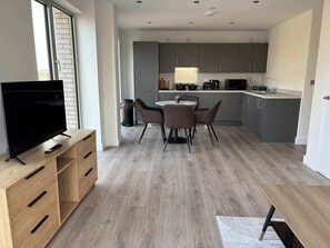 Dining - Contemporary 2-Bedroom Apartment, Parking included (Birmingham)