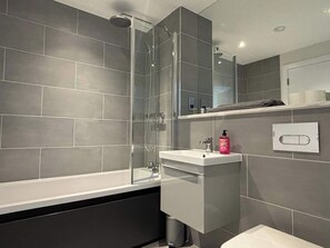 Dusche, Haartrockner, Handtücher, Shampoo
