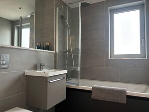 Shower, hair dryer, towels, shampoo - Skyline Serenity- New 1Bed Apartment, Free Parking (Birmingham)