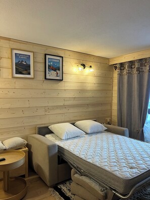 Room - Le corbier Fully renovated 4-5 person apartment, at the foot of the slopes, view. (Villarembert)