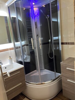 Bathroom - Le corbier Fully renovated 4-5 person apartment, at the foot of the slopes, view. (Villarembert)