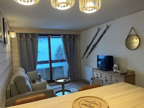 TV - Le corbier Fully renovated 4-5 person apartment, at the foot of the slopes, view. (Villarembert)