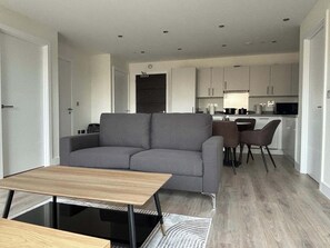 TV, offices - Modern 2-Bed Apartment in Birmingham with Parking (Birmingham)