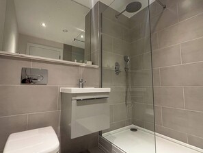 Shower, hair dryer, shampoo - Modern 2-Bed Apartment in Birmingham with Parking (Birmingham)
