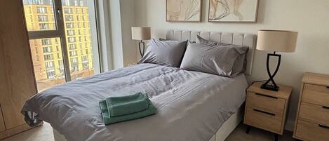 Skrivebord, strykejern/-brett, wi-fi og sengetøy