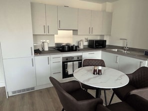 Fridge, microwave, oven, stovetop - Modern 2-Bed Apartment in Birmingham with Parking (Birmingham)