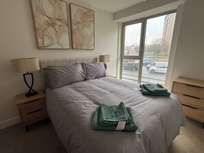 2 bedrooms, desk, WiFi, bed sheets - BrandNew 2Bedroom Apartment with Parking, Sleeps 5 (Birmingham)