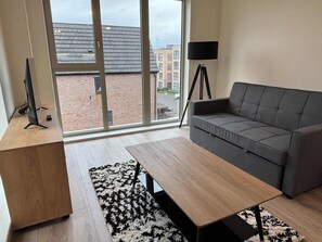 Een televisie en een kantoor