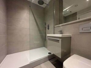 Shower, hair dryer, towels, shampoo - BrandNew 2Bedroom Apartment with Parking, Sleeps 5 (Birmingham)