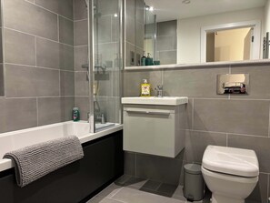 Shower, hair dryer, towels, shampoo - BrandNew 2Bedroom Apartment with Parking, Sleeps 5 (Birmingham)