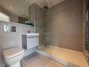Shower, hair dryer, towels, shampoo - BrandNew 2Bedroom Apartment with Parking, Sleeps 5 (Birmingham)