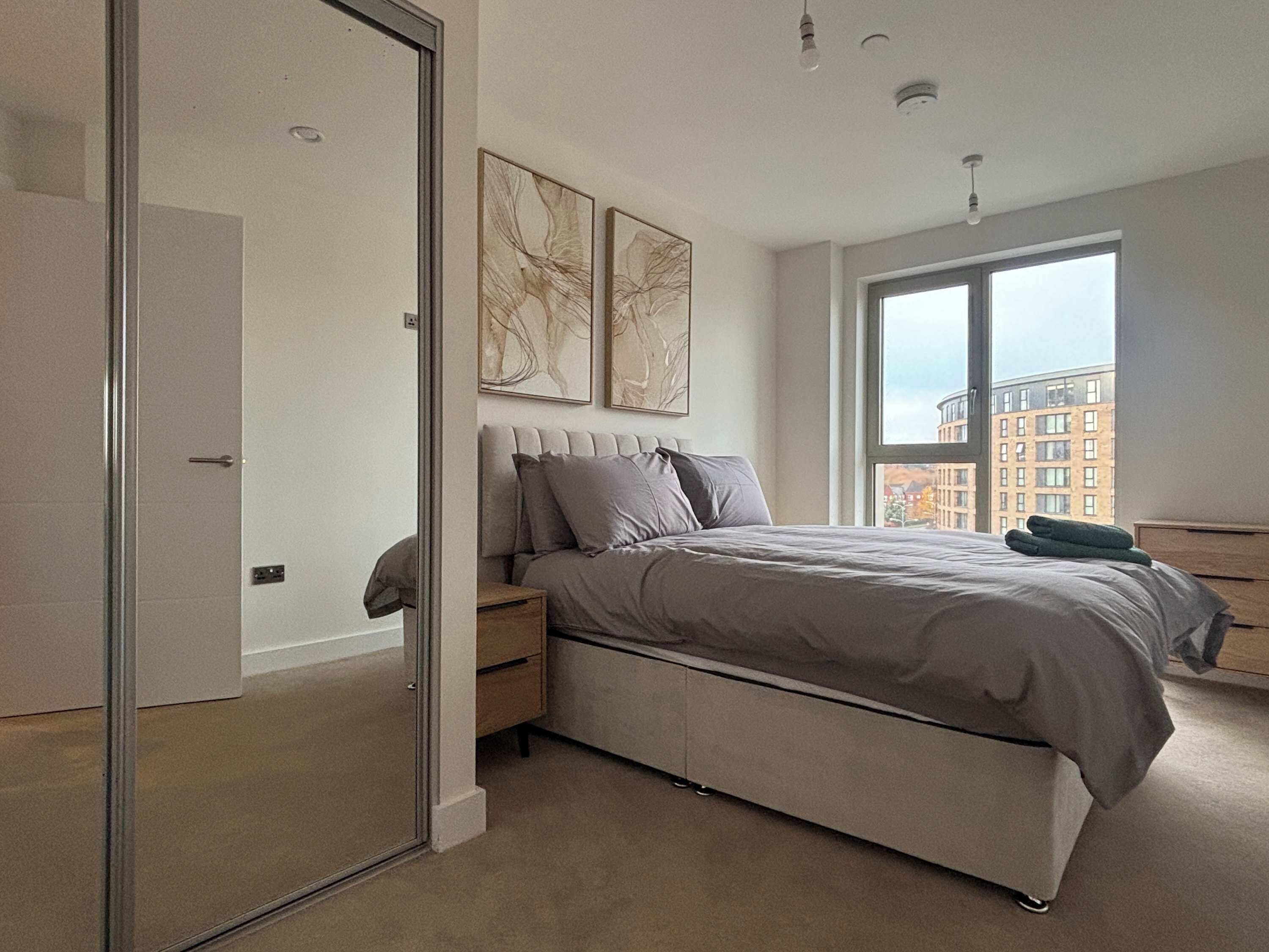 2 bedrooms, desk, WiFi, bed sheets