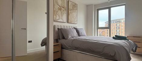 2 bedrooms, desk, WiFi, bed sheets