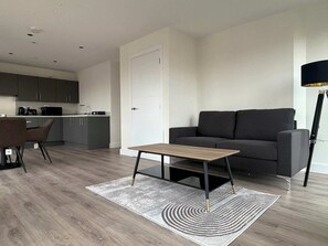 TV, offices - Chic Urban Living-2Bed2Bath Apartment with Parking (Birmingham)