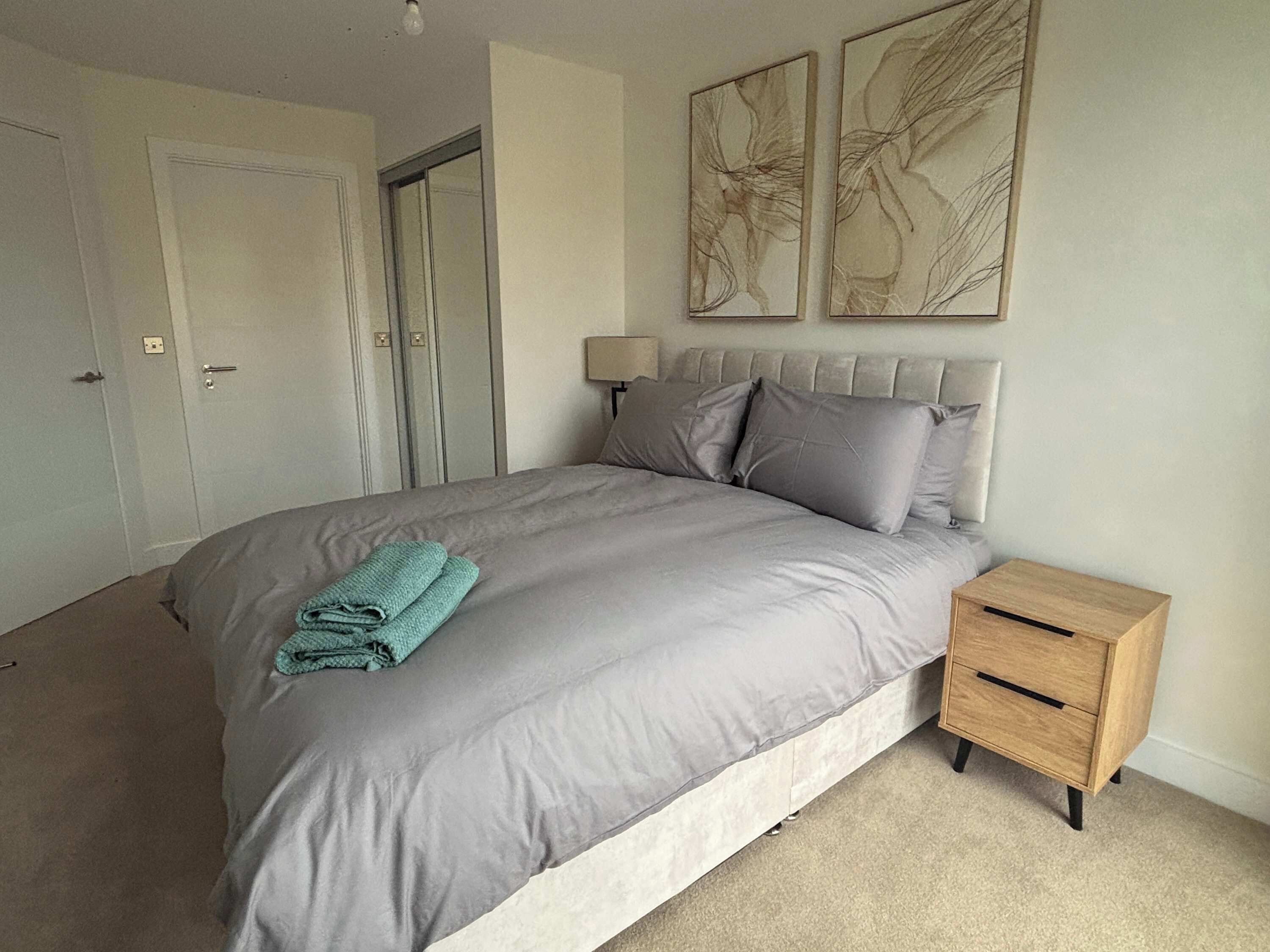 2 bedrooms, desk, WiFi, bed sheets