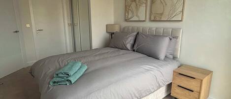 2 bedrooms, desk, WiFi, bed sheets