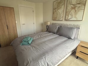 2 bedrooms, desk, WiFi, bed sheets - Chic Urban Living-2Bed2Bath Apartment with Parking (Birmingham)